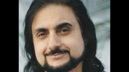 Both Bhajan Sopori (in pic) and Raj Begum were legendary musicians of Kashmir who contributed a lot to promoting the art and culture of J&K, especially music. J&K has issued an order of naming auditorium at info dept office in Srinagar in memory of late santoor maestro Pandit Bhajan Sopori. (HT Photo)