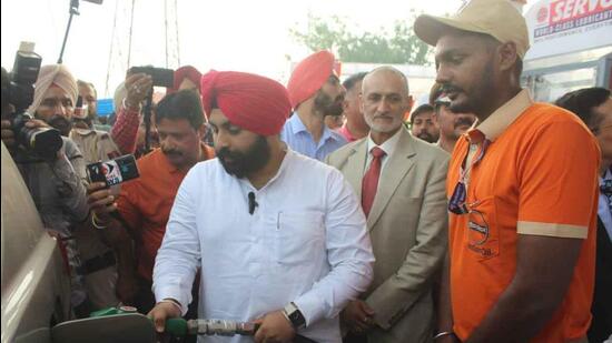 Ludhiana Central Jail inmates with a track record of good conduct will be allowed to work at a petrol pump on Tajpur Road, outside the jail, for which special training has been provided to them.j (HT PHOTO)
