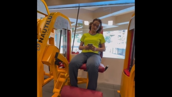 The image is taken from the gym-related video shared by Varun Badola and shows Rajeshwari Sachdev.(Instagram/@badolavarun) The image is taken from the gym-related video shared by Varun Badola and shows Rajeshwari Sachdev.(Instagram/@badolavarun)