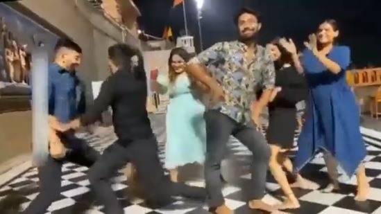 The group of people were reportedly dancing to ‘Kala Chashma’ from the movie ‘Baar Baar Dekho’ for an instagram reel trend at the famous Har Ki Pauri ghat in Haridwar. Source: Twitter/@ahorl_Eteena