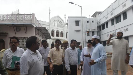 The survey team at Darul Uloom Nadwatul Ulama. (HT PHOTO)