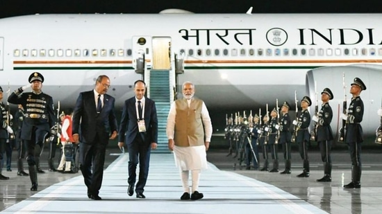 Prime Minister Narendra Modi received by his Uzbekistan counterpart Abdulla Aripov at Samarkand airport on Thursday. (MEA/Twitter)