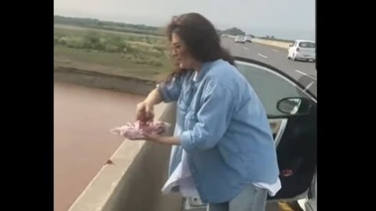 Pakistani actor Resham was seen throwing plastic container into the river after she fed aquatic animals.&nbsp;