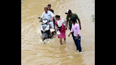 Water-logging in Faizullaganj. (Deepak Gupta/HT)