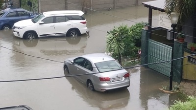 Meanwhile, the residents also faced traffic snarl with several vehicles breaking down in inundated roads. (Deepak Gupta/HT)