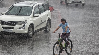 Apart from Gorakhpur and many other districts of UP, Lucknow too received heavy rain on Thursday. (Deepak Gupta/ht)