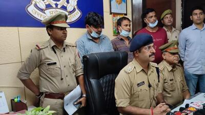 The robbers held a 67-year-old man hostage in his Kalkaji Extension flat, assaulted him, and stole cash and jewellery worth over ₹5 lakh on Tuesday afternoon. (HT Photo) The robbers held a 67-year-old man hostage in his Kalkaji Extension flat, assaulted him, and stole cash and jewellery worth over ₹5 lakh on Tuesday afternoon. (HT Photo)