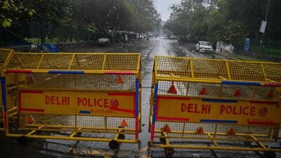 TOPSHOT - A Delhi police barrier blocks a street during a Delhi state-wide weekend curfew imposed by the authorities to curb the spreading of the Covid-19 coronavirus in New Delhi on January 8, 2022. (Photo by Prakash SINGH / AFP) (AFP) TOPSHOT - A Delhi police barrier blocks a street during a Delhi state-wide weekend curfew imposed by the authorities to curb the spreading of the Covid-19 coronavirus in New Delhi on January 8, 2022. (Photo by Prakash SINGH / AFP) (AFP)
