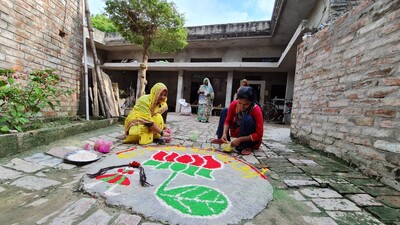 Ankita Singh, a student who hails from Jayapur village in Varanasi, making Rangoli with her sister-in-law Ranjana on Friday. (Rajesh Kumar/HT)