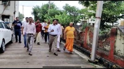 LDA VC Indramani Tripathi inspecting Sulabh Awas Yojana at Jankipuram after the building wall collapsed on Friday (HT photo) LDA VC Indramani Tripathi inspecting Sulabh Awas Yojana at Jankipuram after the building wall collapsed on Friday (HT photo)