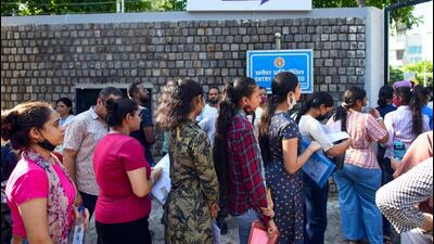 Students entering a CUET centre in Delhi. (HT Photo) Students entering a CUET centre in Delhi. (HT Photo)