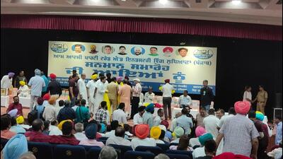 Utter chaos and indiscipline ruled the roost at AAP’s trade wing event in Ludhiana with the organisers screaming on the mike asking the audience to get down from the stage and let the programme begin, but to no avail. (HT Photo) Utter chaos and indiscipline ruled the roost at AAP’s trade wing event in Ludhiana with the organisers screaming on the mike asking the audience to get down from the stage and let the programme begin, but to no avail. (HT Photo)