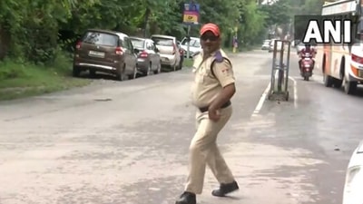 The image, taken from the Twitter video, shows the policeman managing traffic in Uttarakhand. (Twitter/@ANINewsUP)