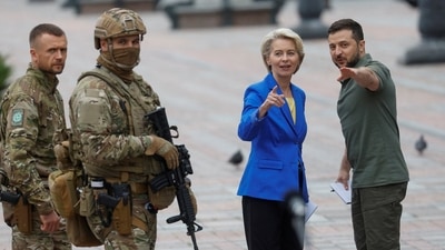 European Commission President Ursula von der Leyen and Ukraine's President Volodymyr Zelenskiy leave a joint news conference, as Russia's invasion of Ukraine continues, in Kyiv, Ukraine September 15, 2022.  REUTERS/Valentyn Ogirenko     TPX IMAGES OF THE DAY (REUTERS)