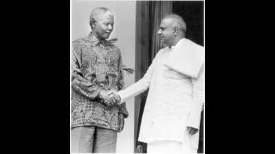 Prime Minister HD Deve Gowda with South African President Dr Nelson Mandela at Hyderabad House in New Delhi on 28 March 1997. (HT Photo) Prime Minister HD Deve Gowda with South African President Dr Nelson Mandela at Hyderabad House in New Delhi on 28 March 1997. (HT Photo)