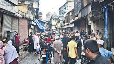 Police personnel deployed outside Gulistan Apartments in Pydhonie on Friday Bhushan Koyande/HT Photo