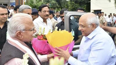 Haryana chief minister Manohar Lal Khattar welcoming his Gujarat counterpart Bhupendra Patel in Kurukshetra on Friday. (HT Photo) Haryana chief minister Manohar Lal Khattar welcoming his Gujarat counterpart Bhupendra Patel in Kurukshetra on Friday. (HT Photo)