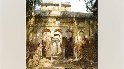 The summer abode of Sher-e-Punjab Maharaja Ranjit Singh in Rasul Nagar town of Gujranwala, Pakistan, has turned into ruins even though the building has been declared a historical monument by Pakistan’s department of archaeology, which is responsible for the maintenance of monuments of historical importance. (ANI image)