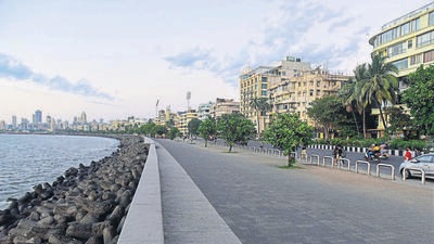 Mumbai, India - Jan. 9, 2022: Deserted view of Marine Drive, in Mumbai, India, on Sunday, January 9, 2022. (Photo by Anshuman Poyrekar/Hindustan Times) (Anshuman Poyrekar/HT Photo) Mumbai, India - Jan. 9, 2022: Deserted view of Marine Drive, in Mumbai, India, on Sunday, January 9, 2022. (Photo by Anshuman Poyrekar/Hindustan Times) (Anshuman Poyrekar/HT Photo)