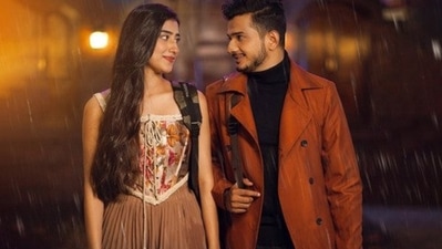 Munawar Faruqui is in a relationship with Nazila.