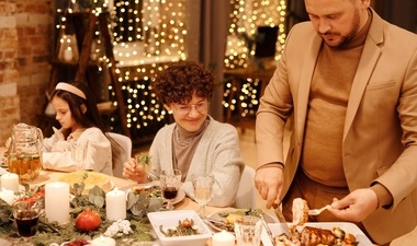 Facing festive bloating? Here are simple eating habits to reduce it (Nicole Michalou) Facing festive bloating? Here are simple eating habits to reduce it (Nicole Michalou)