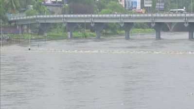 Days after flooding on streets, a deja vu moment at Pune bridge amid heavy rain (ANI) Days after flooding on streets, a deja vu moment at Pune bridge amid heavy rain (ANI)