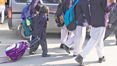Last month Kesarkar had said that the education department was thinking of adding blank pages to text books for taking down notes, so that children do not need to carry separate notebooks which make their school bags heavy. (Yogendra Kumar/HT file)