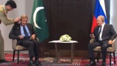 Pakistan PM Shehbaz Sharif could not fix his earphones and sought help as Russian President Vladimir Putin smiled.&nbsp;