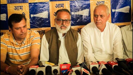 Former Kangra MP Rajan Sushant, who recently returned to the Aam Aadmi Party, addressing a press conference in Dharamshala on Friday. (HT Photo)