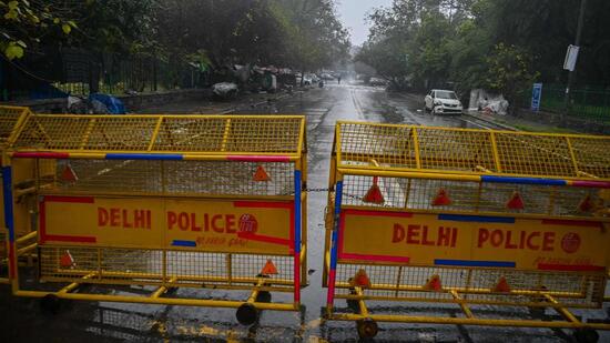 TOPSHOT - A Delhi police barrier blocks a street during a Delhi state-wide weekend curfew imposed by the authorities to curb the spreading of the Covid-19 coronavirus in New Delhi on January 8, 2022. (Photo by Prakash SINGH / AFP) (AFP)