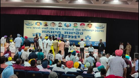 Utter chaos and indiscipline ruled the roost at AAP’s trade wing event in Ludhiana with the organisers screaming on the mike asking the audience to get down from the stage and let the programme begin, but to no avail. (HT Photo)