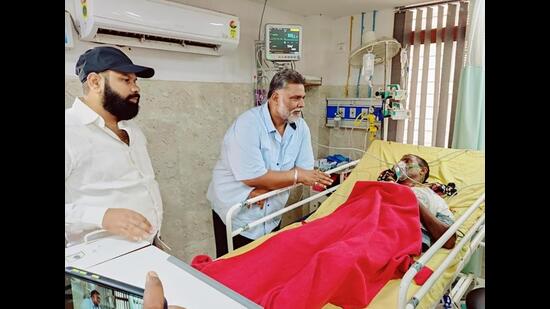 Jan Adhikar Party president Pappu Yadav visits a victim who was shot at in Begurasai at PMCH on Friday. (Santosh Kumar/HT Photo) Jan Adhikar Party president Pappu Yadav visits a victim who was shot at in Begurasai at PMCH on Friday. (Santosh Kumar/HT Photo)