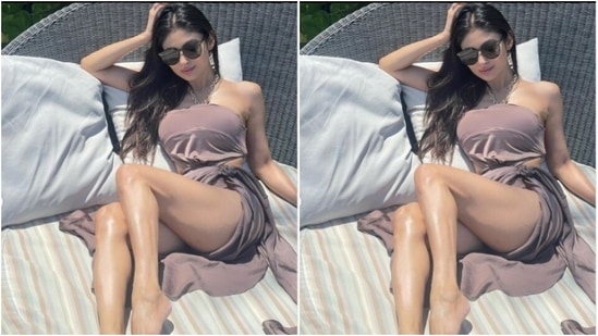 Mouni, in minimal makeup of nude eyeshadow, black kohl, mascara-laden eyelashes, contoured cheeks and nude lipstick, aced the beach look to perfection.(Instagram/@imouniroy)