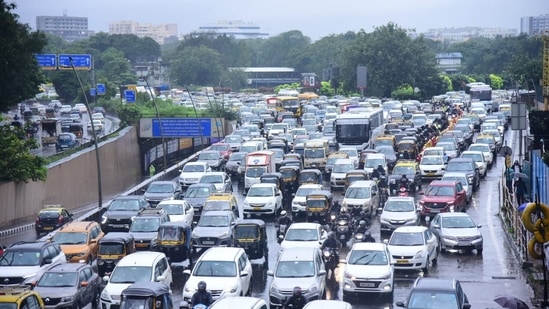 Huge Traffic on Western Express Highway due to Heavy rain in Mumbai.&nbsp;(Photo by Vijay Bate.)
