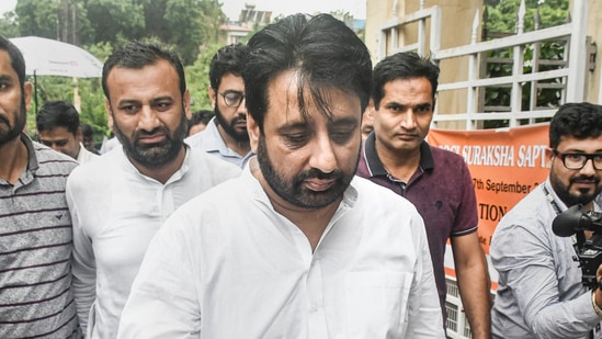 AAP MLA Amanatullah Khan arrives at the ACB office for questioning in connection with a two-year-old corruption case(PTI )