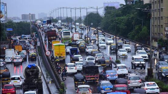 Huge traffic jams were reported from Western Express Highway due to Heavy rain in Mumbai. (HT Photo by Vijay Bate)