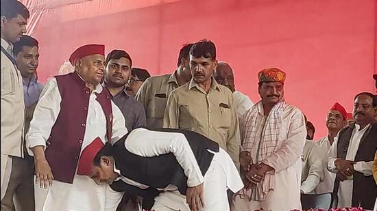 If Mulayam attends the SP national convention in Lucknow on September 28, then it will be the first time that Akhilesh assumes the party’s national presidentship in his father’s presence. (FILE PHOTO)