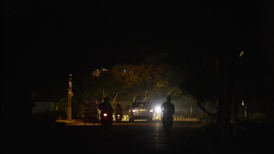 Defunct streetlights are a major issue in Gurugram. According to MCG officials, the civic body receives around 30 complaints daily during non-monsoon months. (HT Archive) Defunct streetlights are a major issue in Gurugram. According to MCG officials, the civic body receives around 30 complaints daily during non-monsoon months. (HT Archive)