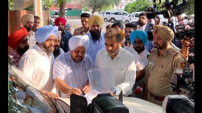 SAD leaders N K Sharma and Parambans Singh Romana on Saturday submitting a complaint to the Chandigarh SSP (HT Pic Sanjeev Sharma) SAD leaders N K Sharma and Parambans Singh Romana on Saturday submitting a complaint to the Chandigarh SSP (HT Pic Sanjeev Sharma)