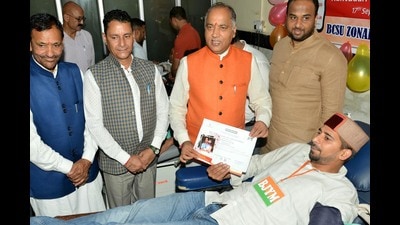 On the occasion of the birthday of Prime Minister Narendra Modi, chief minister Jai Ram Thakur inaugurated a blood donation camp at zonal hospital in Mandi on Saturday. (HT Photo)
