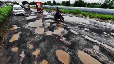 Thane, India - September 16, 2022: Bad condition of road after potholes resurface due to incessant rains on Thane-Bhiwandi Road near Kasheli Village, Bhiwandi, in Thane, Mumbai, India, on Friday, September 16, 2022. (Praful Gangurde/HT Photo) (HT PHOTO) Thane, India - September 16, 2022: Bad condition of road after potholes resurface due to incessant rains on Thane-Bhiwandi Road near Kasheli Village, Bhiwandi, in Thane, Mumbai, India, on Friday, September 16, 2022. (Praful Gangurde/HT Photo) (HT PHOTO)