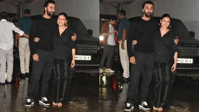 Alia Bhatt and Ranbir Kapoor twin in black outfits and pose for pictures. Alia Bhatt and Ranbir Kapoor twin in black outfits and pose for pictures.
