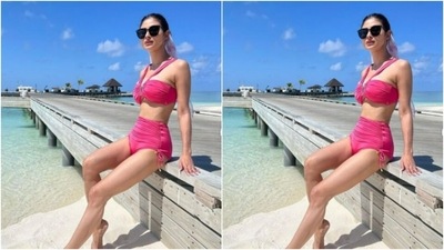 Mouni Roy wore her tresses into a messy ponytail as she posed for the sun kissed pictures. (Instagram/@imouniroy)