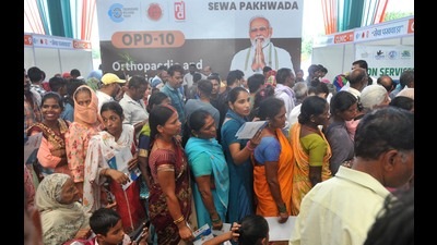 Residents queuing up at the mega health camp organised at the Grain Market in Sector 39, Chandigarh, as part of Raktdaan Amrit Mahotsav. (Ravi Kumar/HT)
