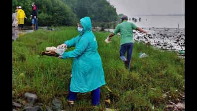Residents cleaning the Kolshet creek in Thane on Saturday on the occasion of the International Coastal Cleanup Day. (PRAFUL GANGURDE/HT PHOTO) Residents cleaning the Kolshet creek in Thane on Saturday on the occasion of the International Coastal Cleanup Day. (PRAFUL GANGURDE/HT PHOTO)