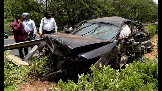 An accident spot on Palm Beach Road. The Navi Mumbai traffic department has identified 36 black spots between Vashi and Panvel. In a span of eight months, Navi Mumbai Traffic Police have recorded a total of 464 accidents, of which 190 turned fatal resulting in the loss of 195 lives while 289 persons were seriously injured. (BACHCHAN KUMAR/HT PHOTO)