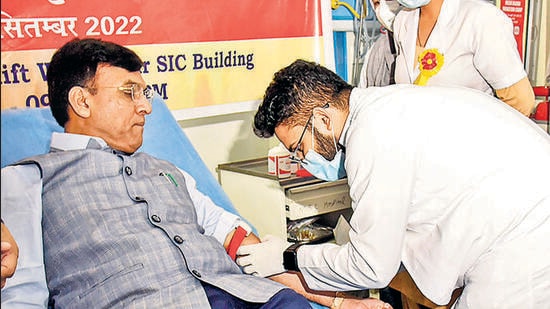 **EDS: HANDOUT PHOTO MADE AVAILABLE FROM PIB** New Delhi: Union Minister for Health & Family Welfare Mansukh Mandaviya donates blood at a blood donation camp in Safdarjung Hospital, as a part of 'Raktdaan Amrit Mahotsav', in New Delhi on Sept. 17, 2022. (PTI Photo)(PTI09_17_2022_000076B) (PTI)