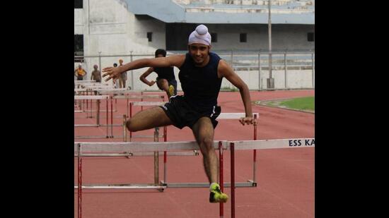 An athlete in action during the dstrict-level Khedan Vatan Punjab Diyan at the PAU ground in Ludhiana. (Harvinder Singh/HT)