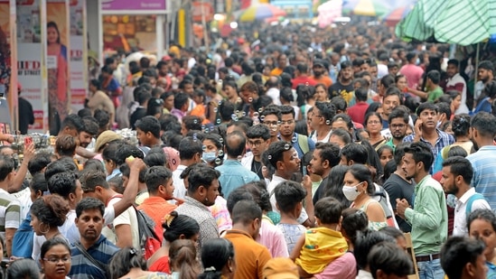 Shoppers throng New Market, one of the most biggest markets of Kolkata, ahead of the Durga Puja festival.(ANI)