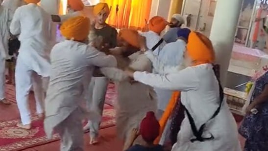 As the scuffle intensified, turbans of some of the men came off.